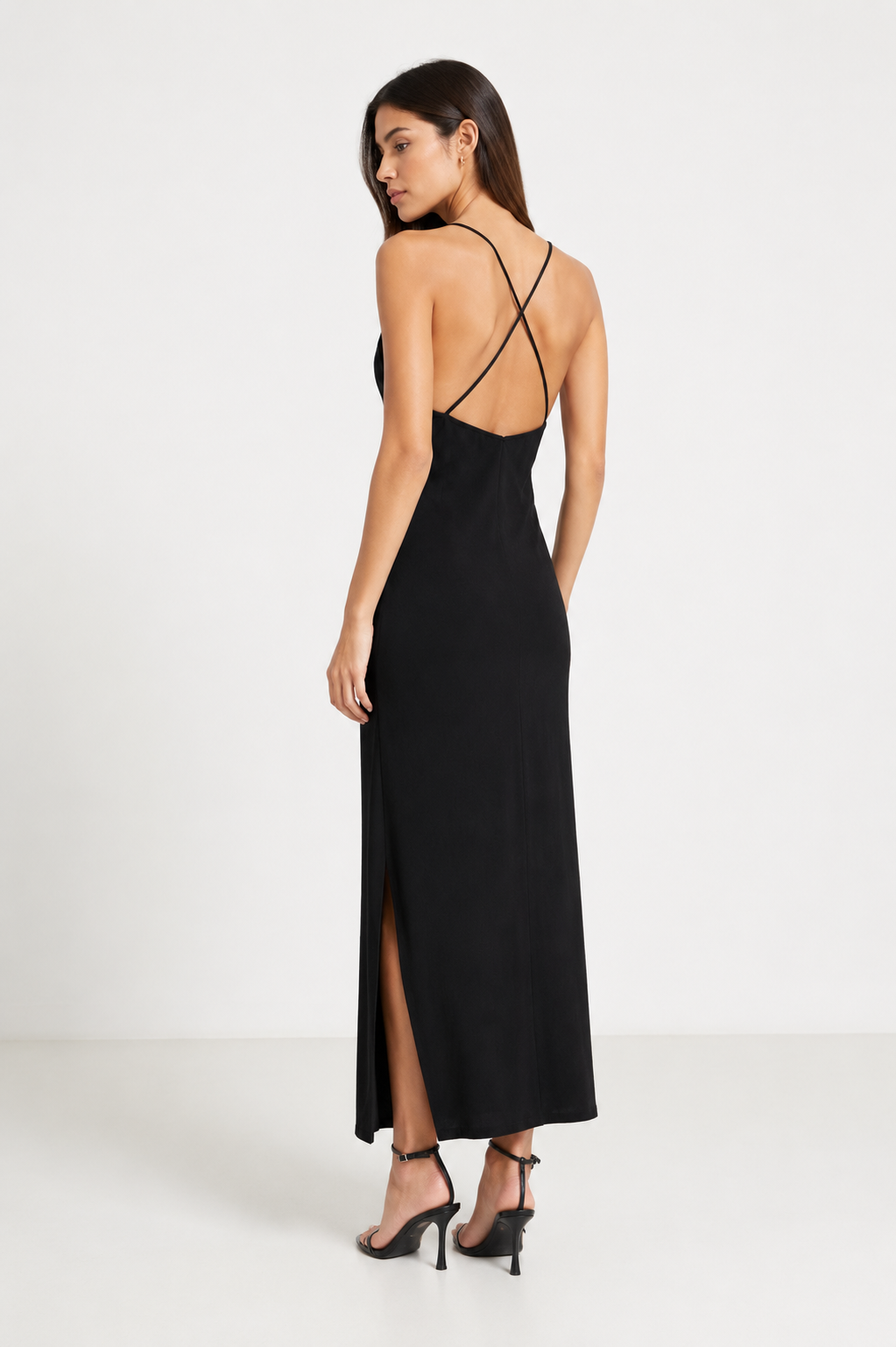 Vestido largo satinado con tirantes cruzados